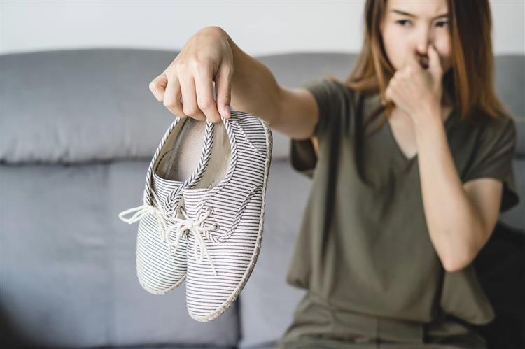 How to Remove Smell from Shoes Instantly Without Washing